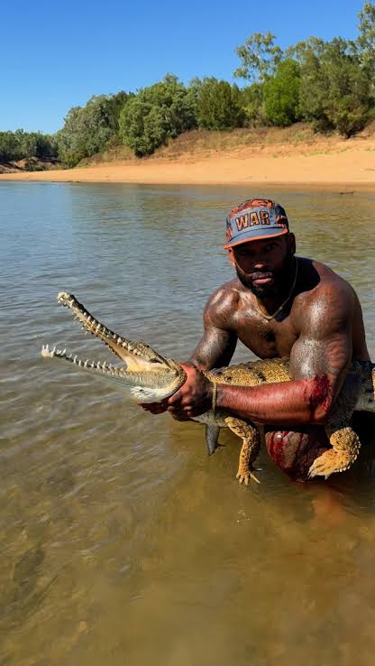 Australian authorities are investigating US influencer Mike Holston (The Real Tarzann) for illegally wrestling wild crocodiles in Queensland. Fines up to A$37,500 loom